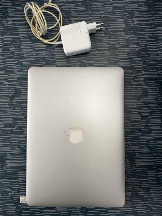Vendo mc book air 13, 2015 em muito bom estado.