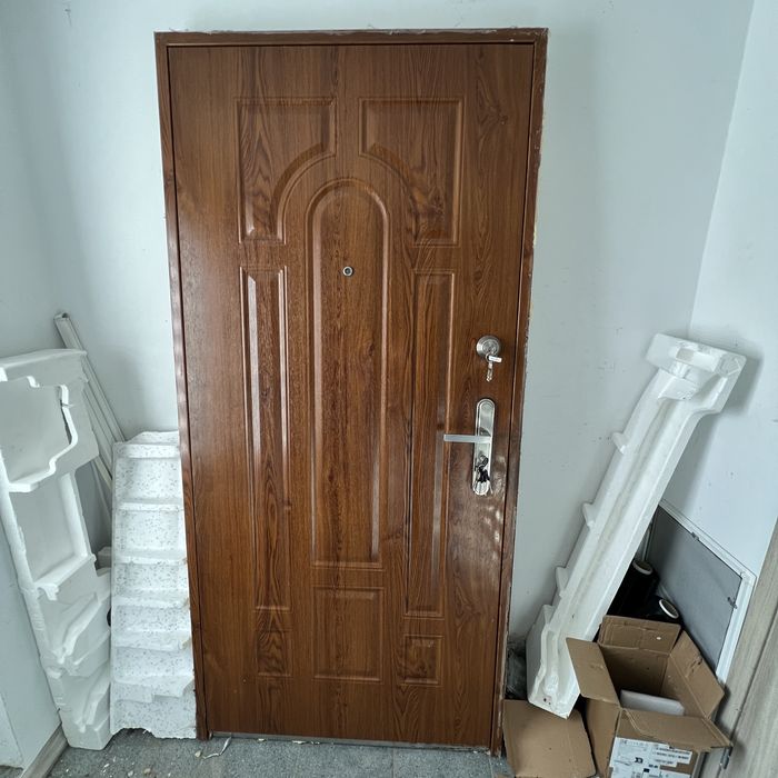 Drzwi wejsciowe zewnętrzne metalowe z kluczami i futryną