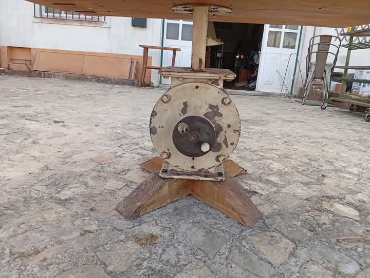 Mesa industrial com tampo em madeira