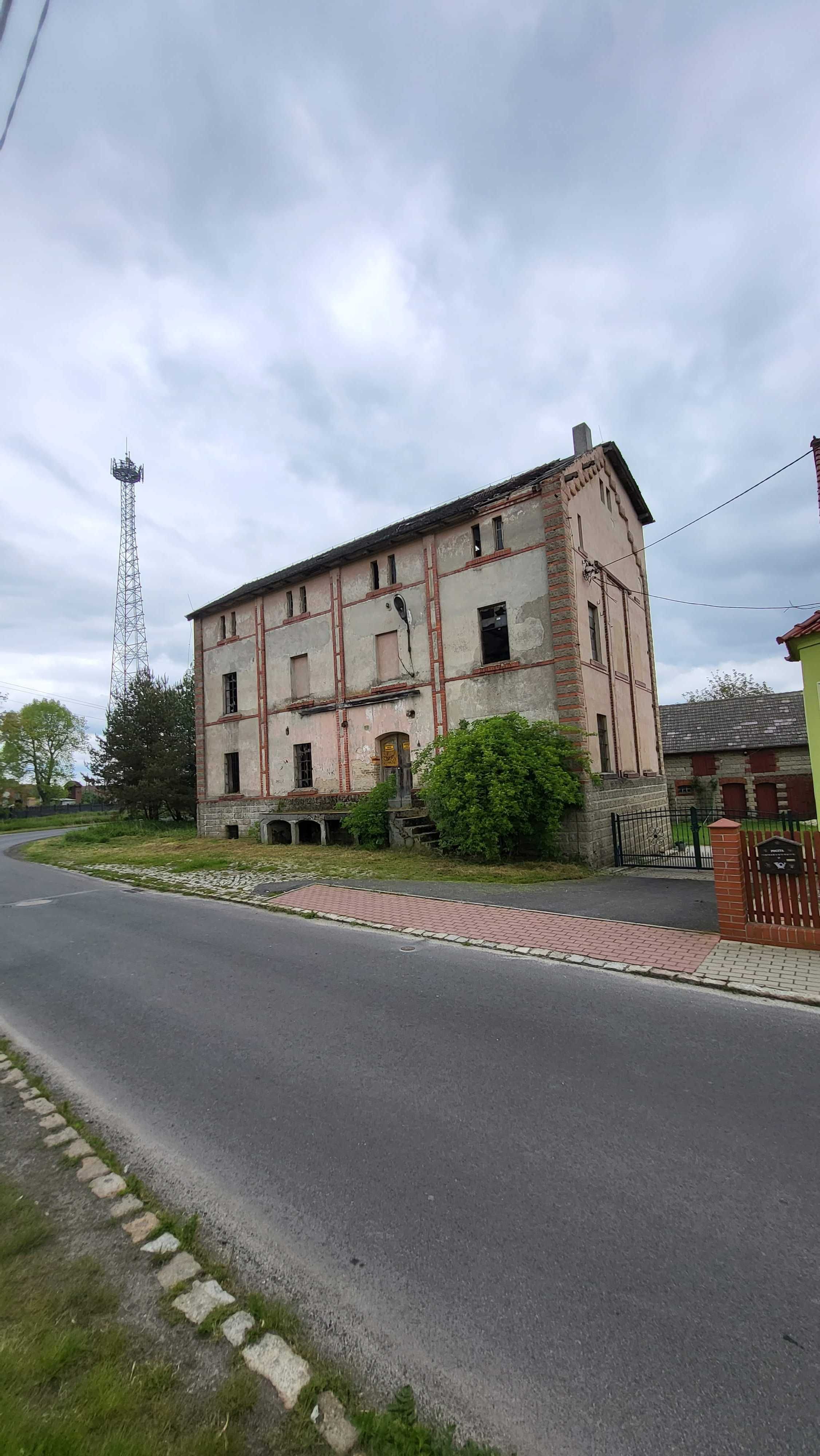 Duży dawny magazyn 4 kondygnacje . Dobra lokalizacja.