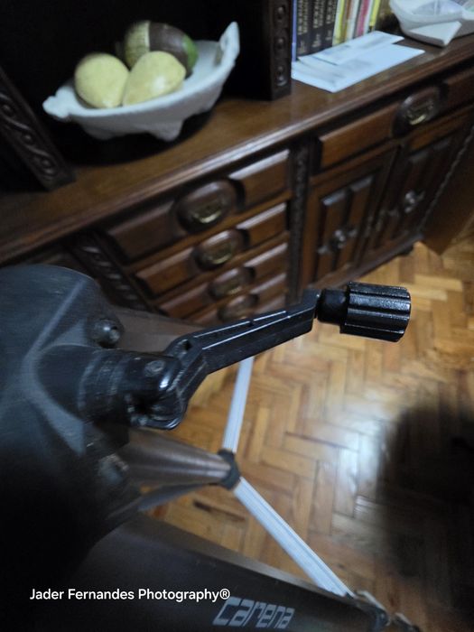 Tripé fotográfico extensível carena usado.