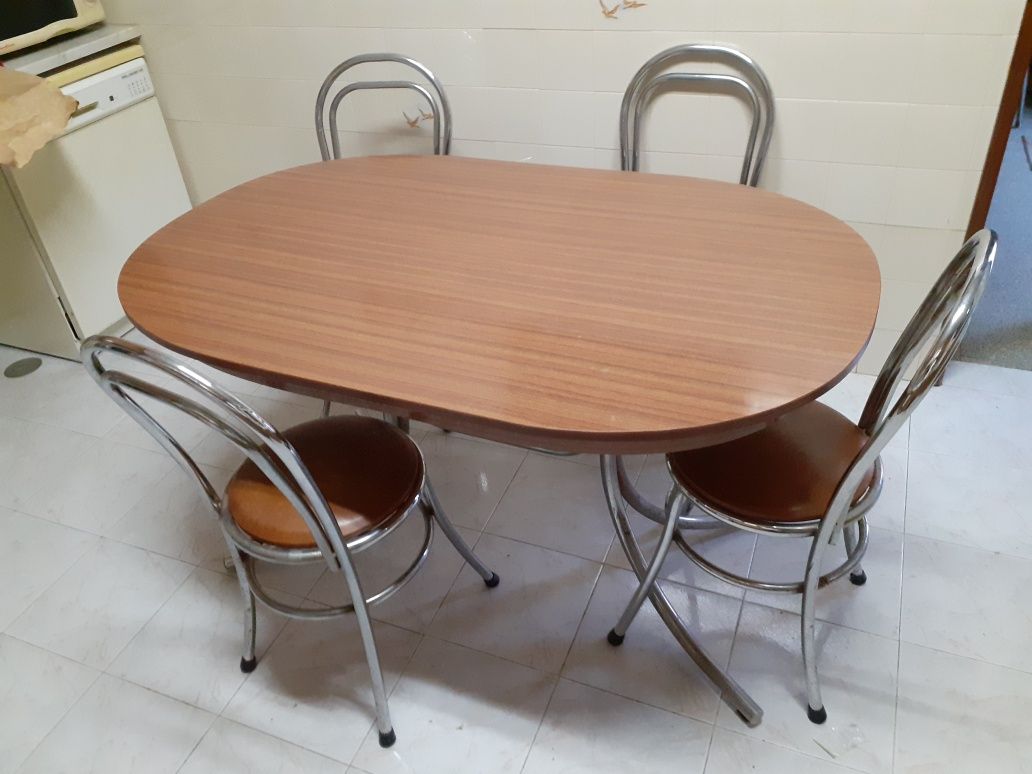 Mesa de cozinha oval em ferro e 6 cadeiras