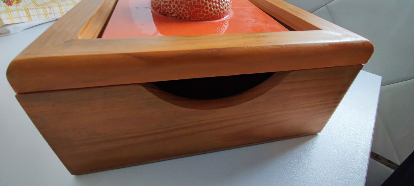 Caixa de madeira com cerâmica