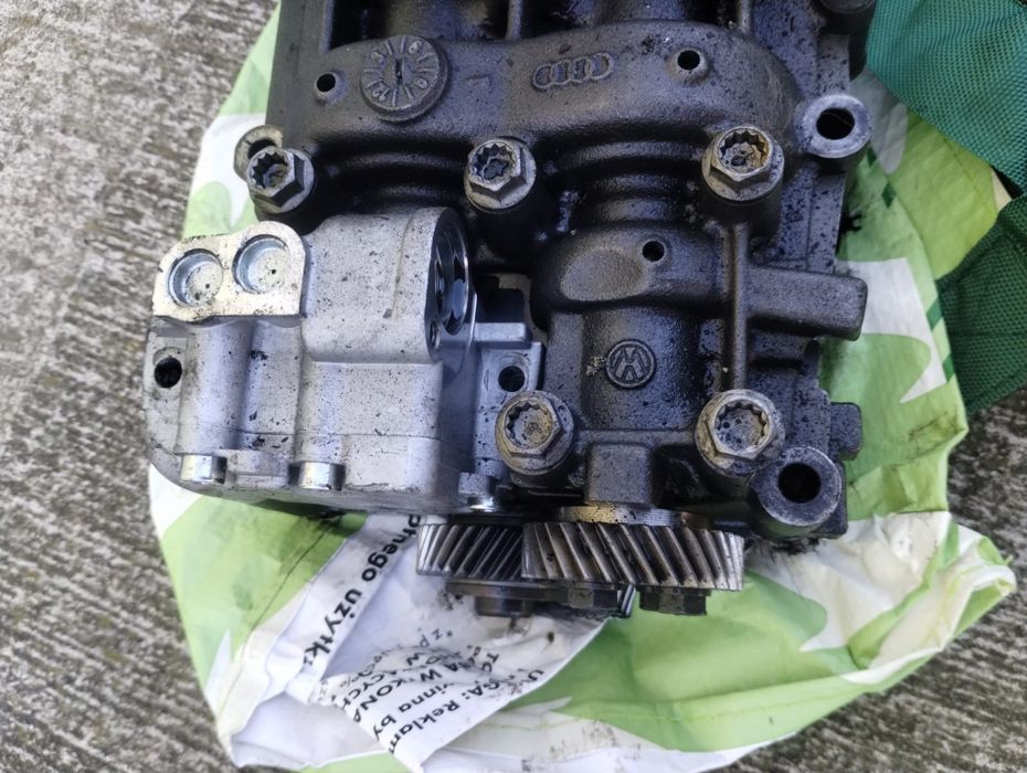Pompa oleju z walkami audi a4b8 2012 2.0 143km