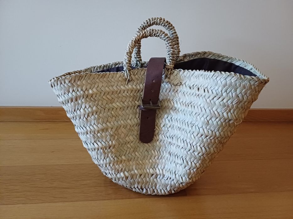 Cesta com fivela em pele