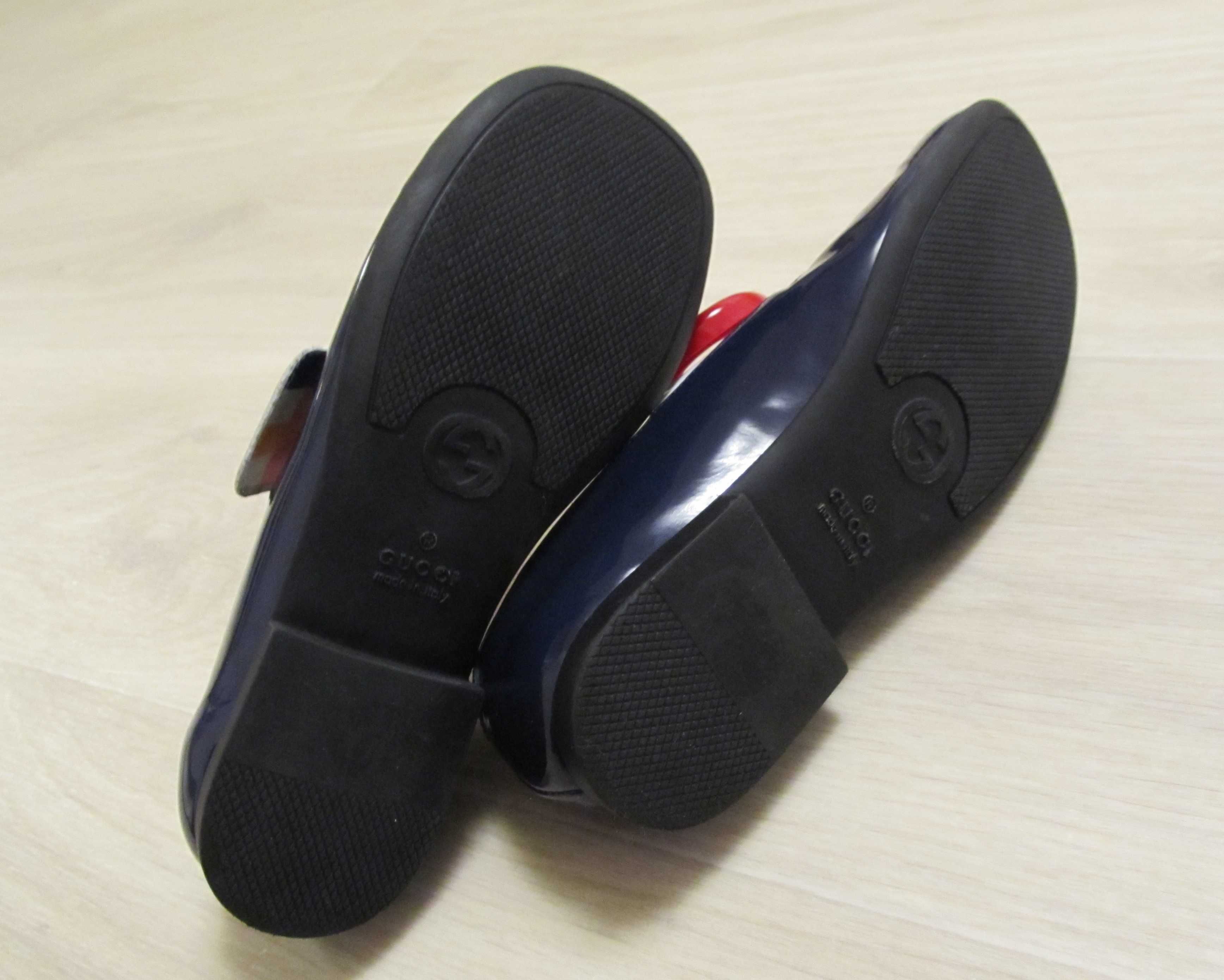 GUCCI Элегантные кожаные туфли балетки с контрастной пряжкой-логотипом