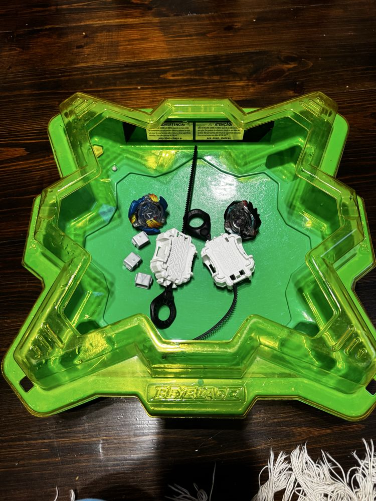 Набір арена та 2  beyblade Hasbro оригінал