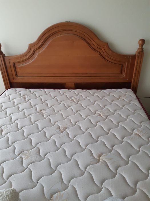 Cama de madeira  com colchão  130 por 200