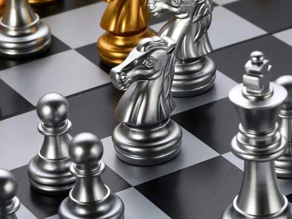 Шахматы магнитные с золотыми и серебряными фигурами 36х36см