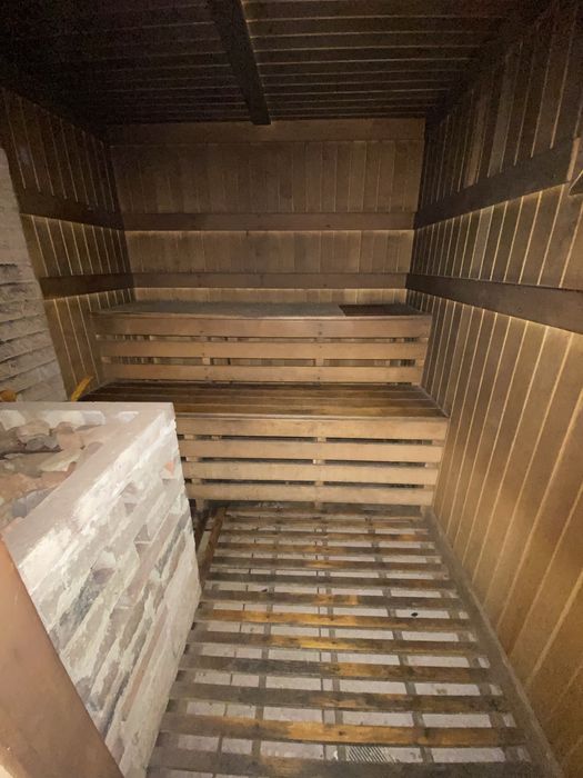 Земельна ділянка 1,05 Га, з будинками, фасад траси, 20 км. від міста.