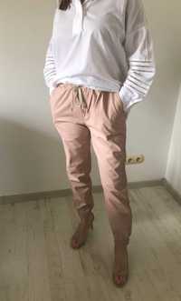 Różowe skórkowe spodnie