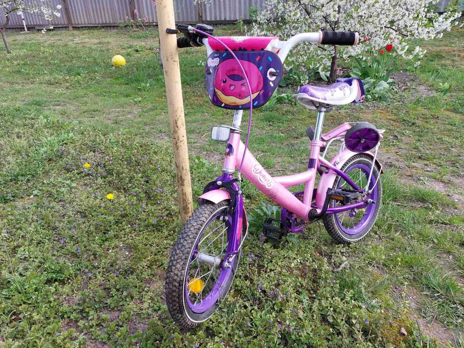 Дитячий велосипед для дівчинки віком від 2 до 5 років.