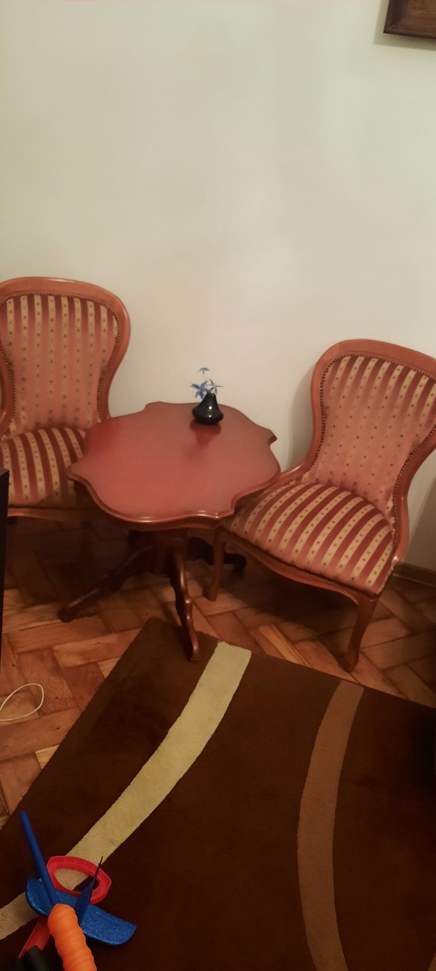 Sprzedam stolik z krzesłami.