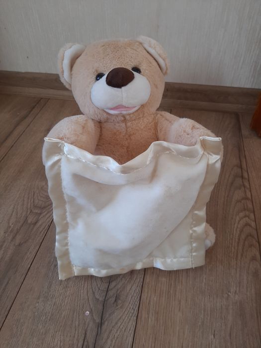 Miś peek a boo akuku mówiący interaktywny