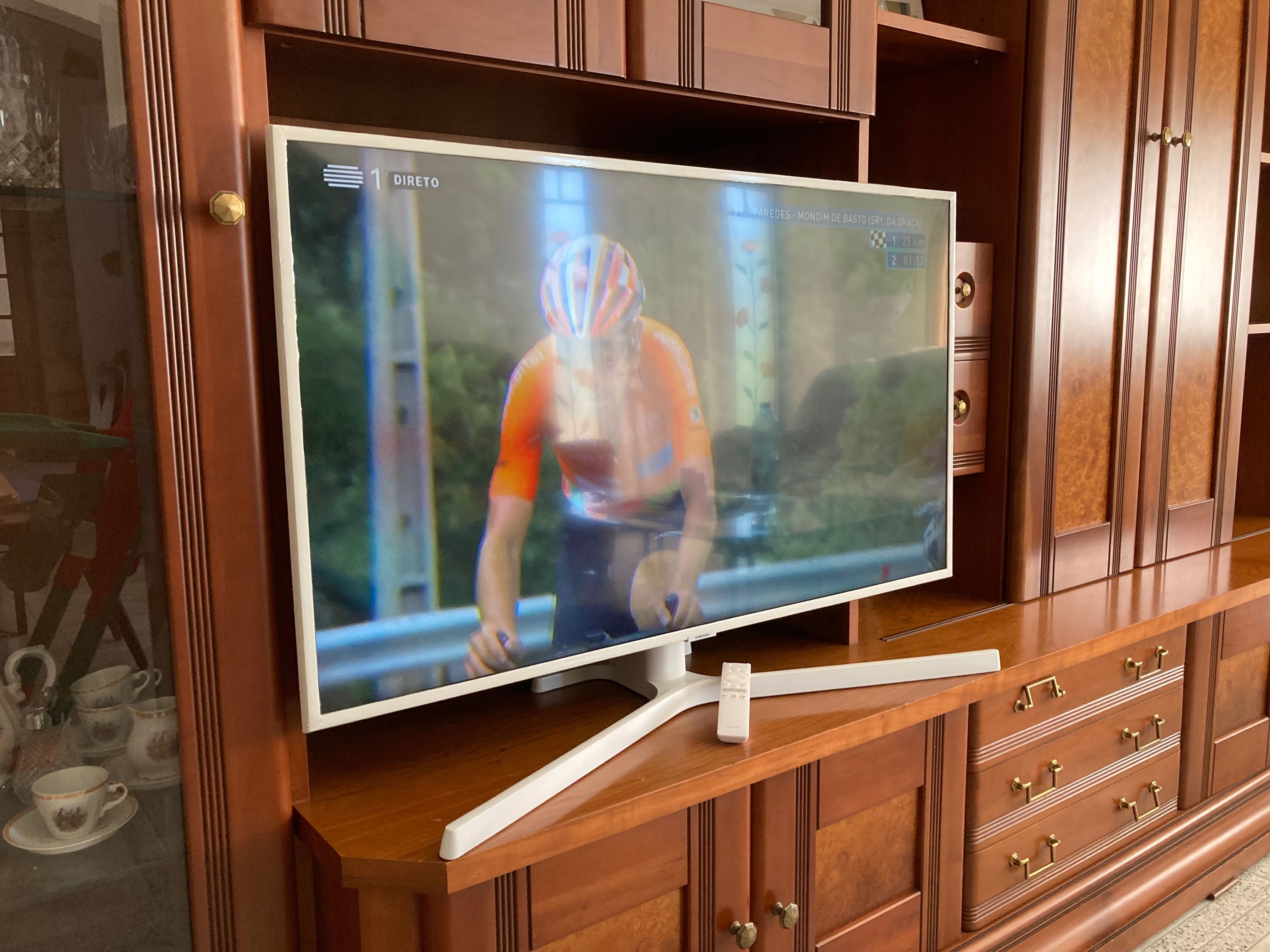 Samsung Smart TV Branca de 108cm como nova