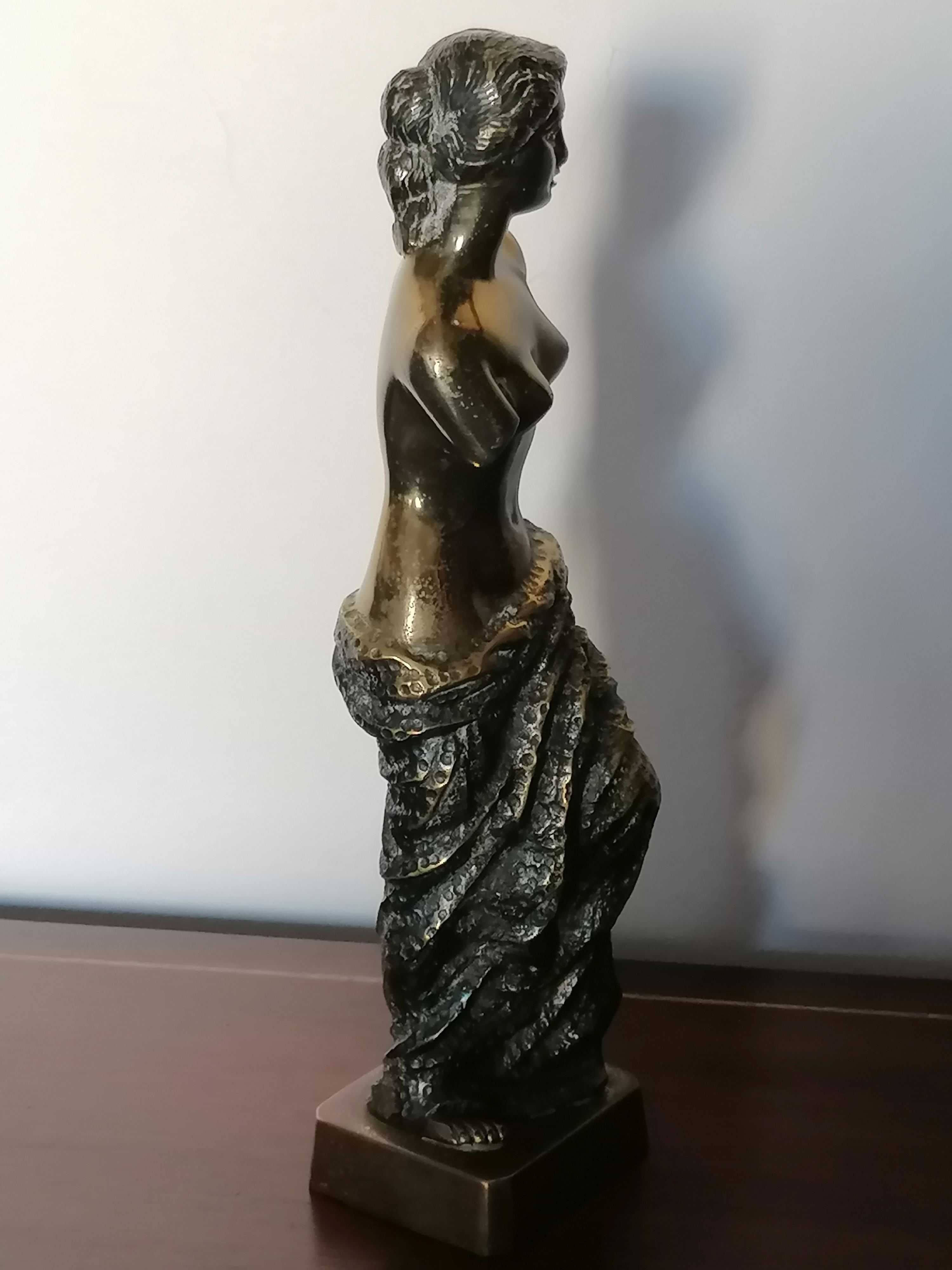 Escultura em metal (bronze) da Deusa Afrodite.