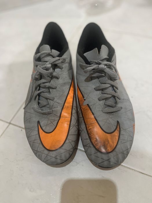 Chuteiras Nike cinzentas tamanho 44,5