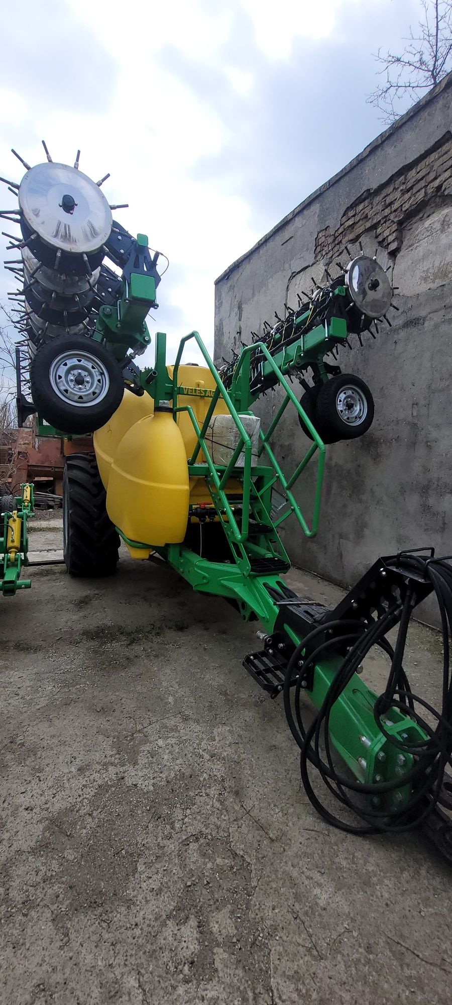 Агрегат для внесення КАС Велес Агро Вулкан 10П-233/3000
