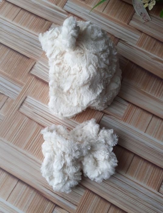 Нова шапка і хомут для дівчинки