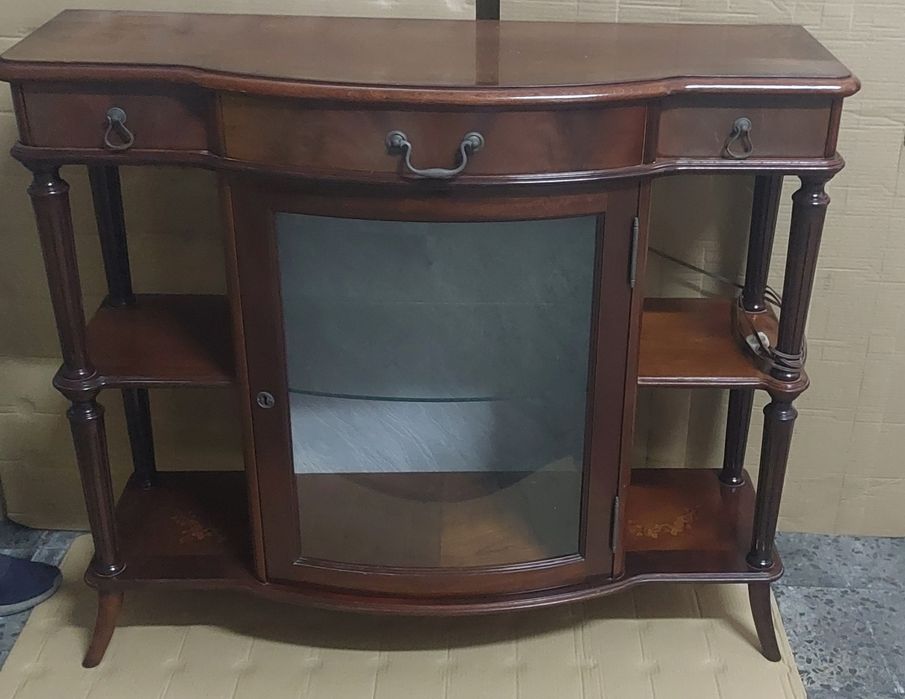 Consola antiga em nogueira