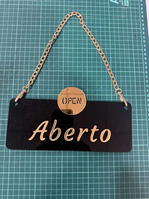 placa de acrilico detalhe espelhado