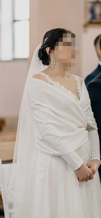 Suknia ślubna z welonem i etolą