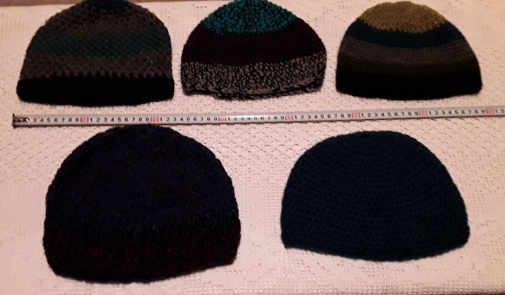 Gorros em malha feitos à mão, novos! Peças únicas