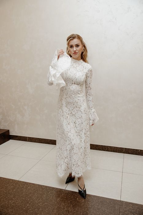 Біла вечірня мереживна сукня
