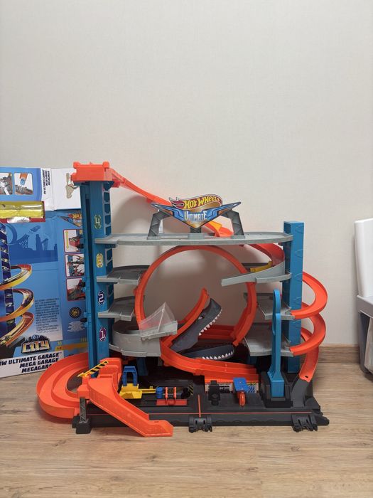 Хот вілс Ультимейт гараж з Акулою