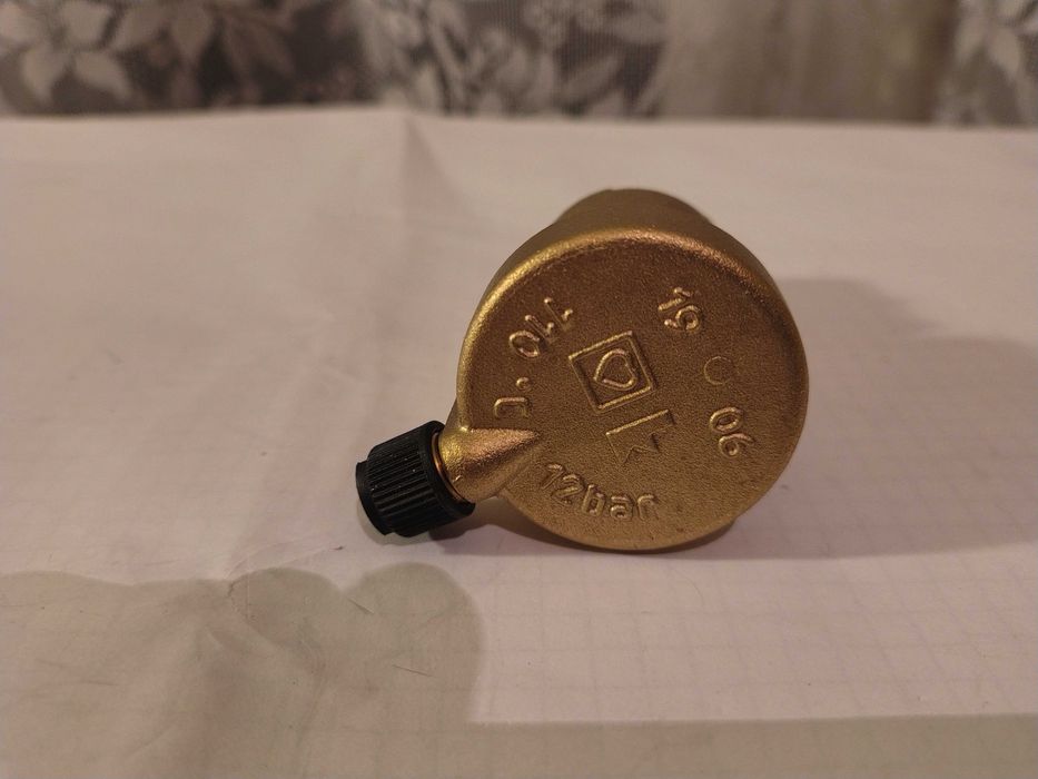 Odpowietrznik automatyczny z zaworem stopowym 1/2" firmy HERZ  NOWY