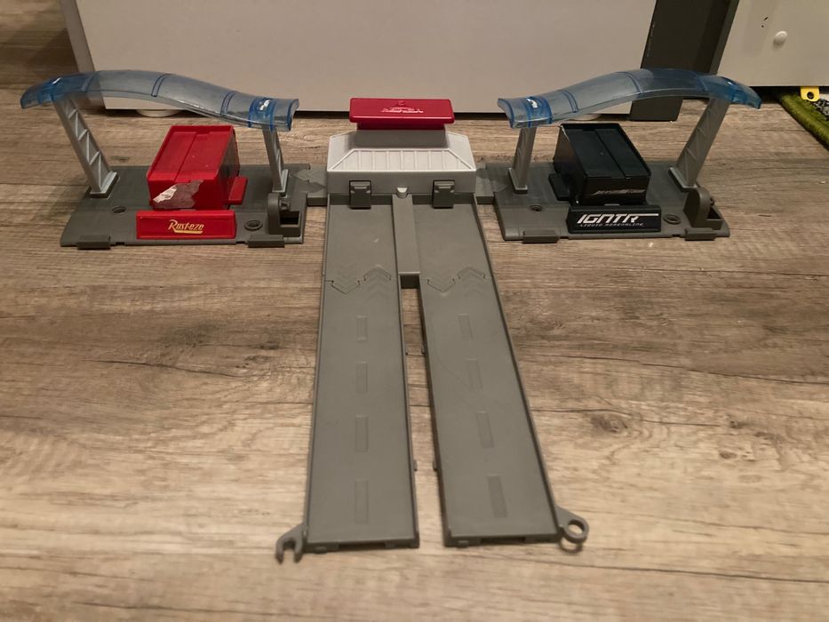 Stacja tankowania, tory, wyrzutnia - Zygzak Maqueen