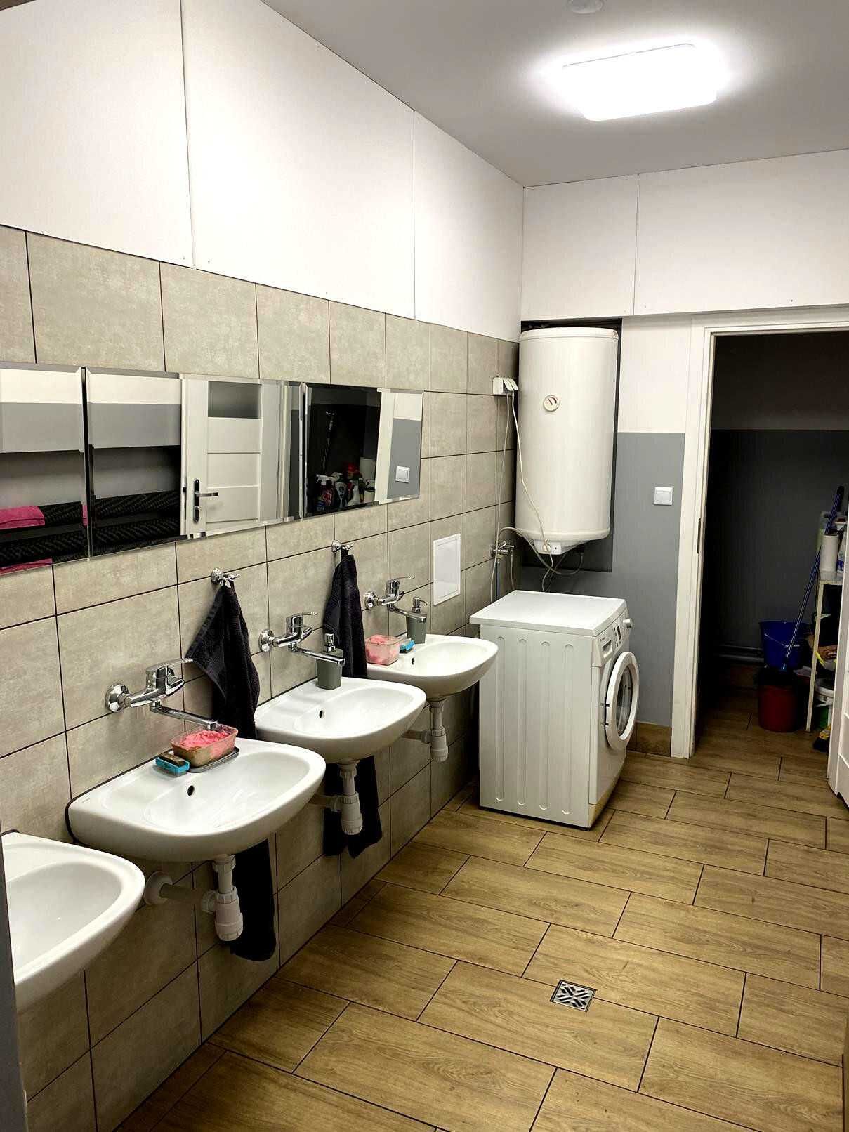 OBIEKT KOMERCYJNY z placem manewrowym i zapleczem sanitarnym, JASŁO