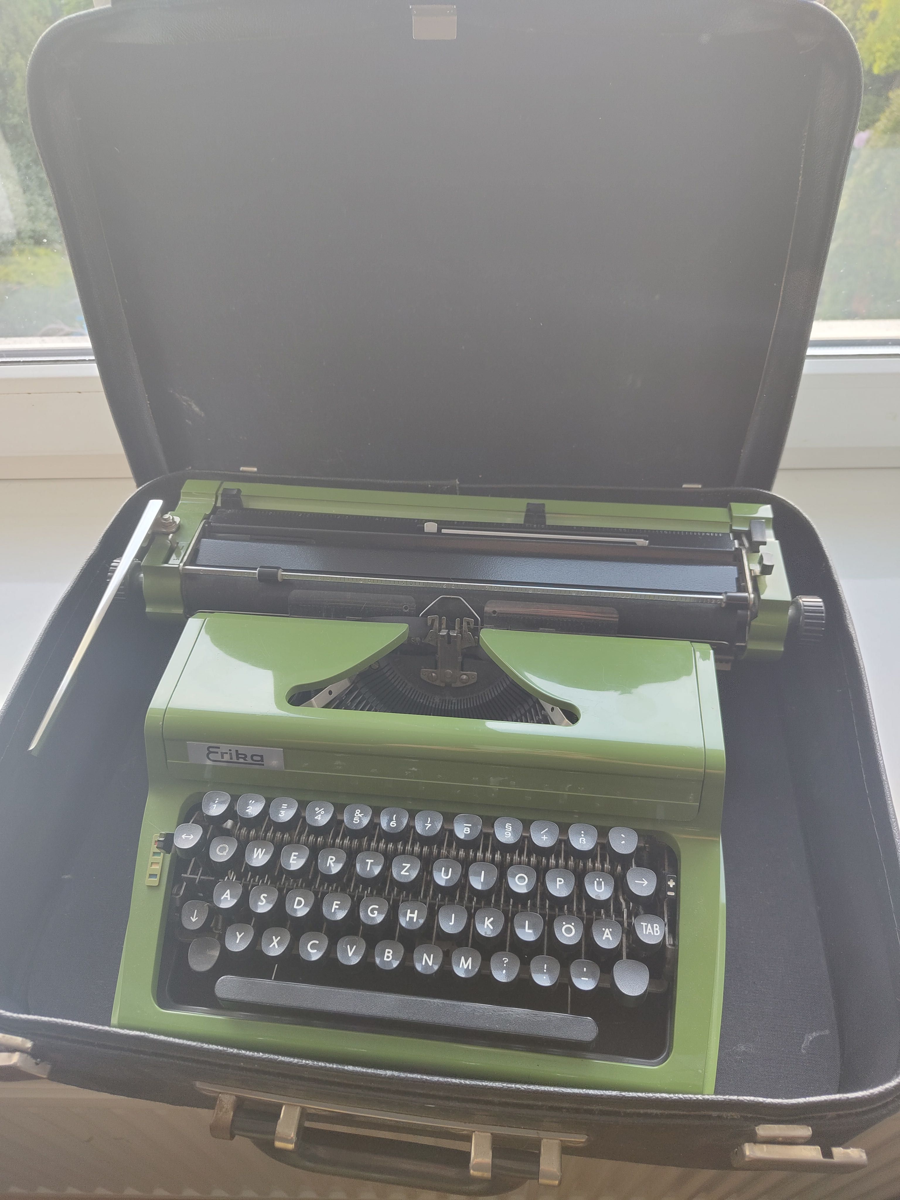 Maszyna do pisania Erika z walizką skórzaną
