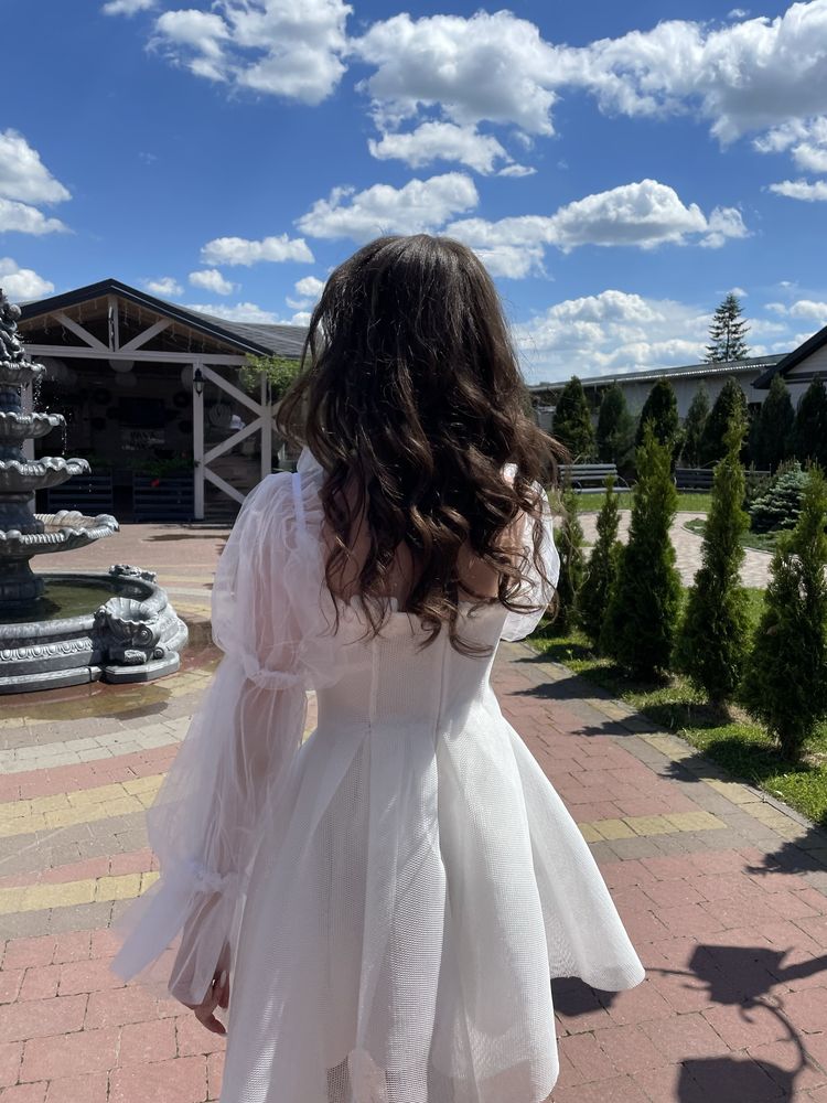 Біла випускна сукня