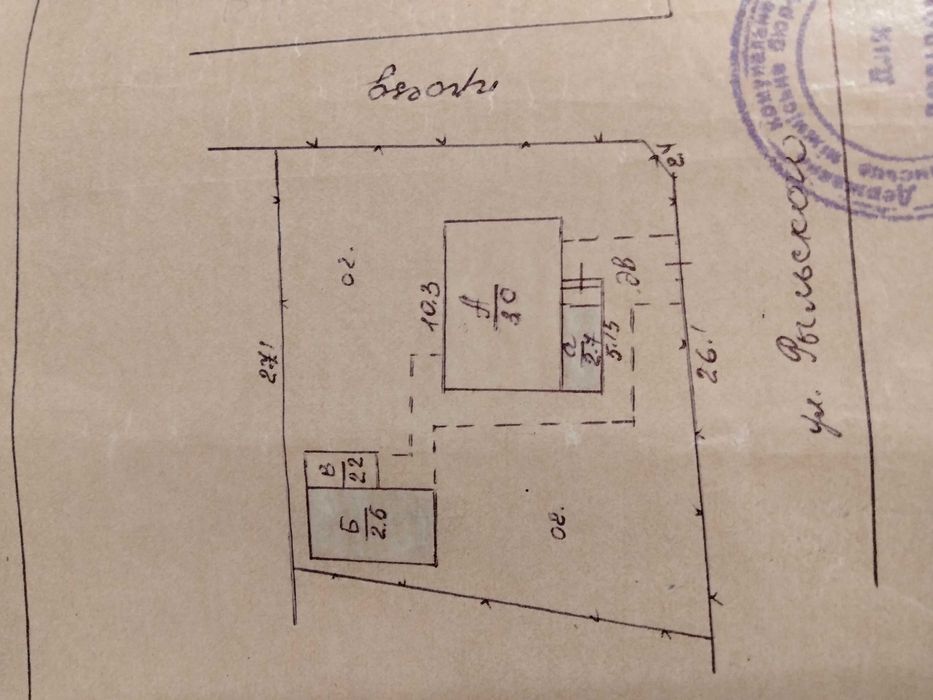 Продам будинок на 2 ходи , потребує ремонту.Можливий торг.