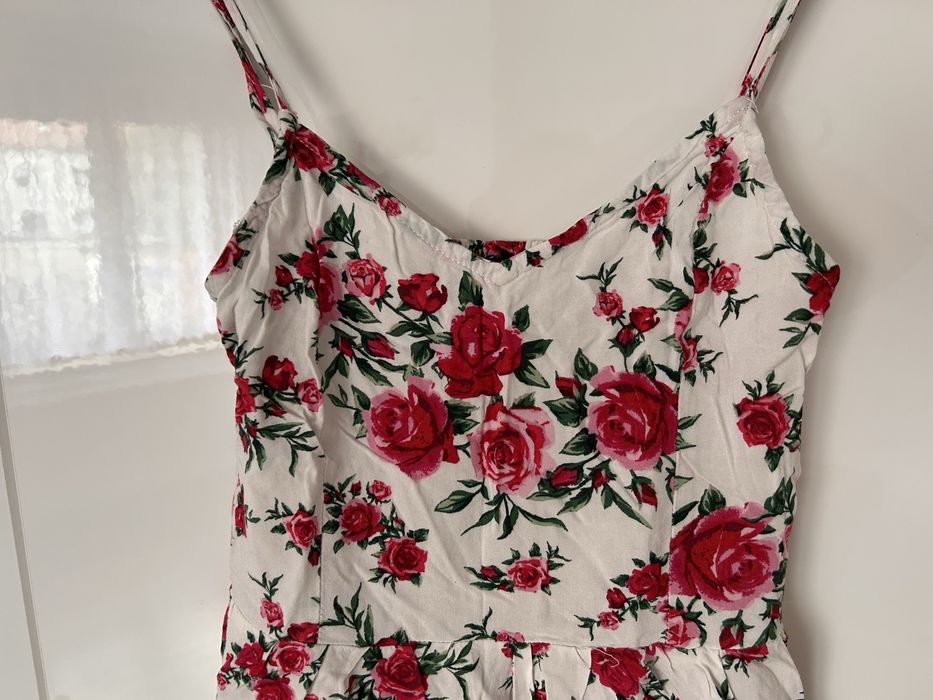 Biala sukienka na ramiączkach