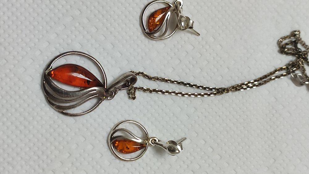 Komplet biżuterii srebrnej z bursztynem.