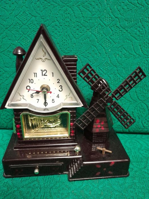 Часы настольные в рабочем состоянии