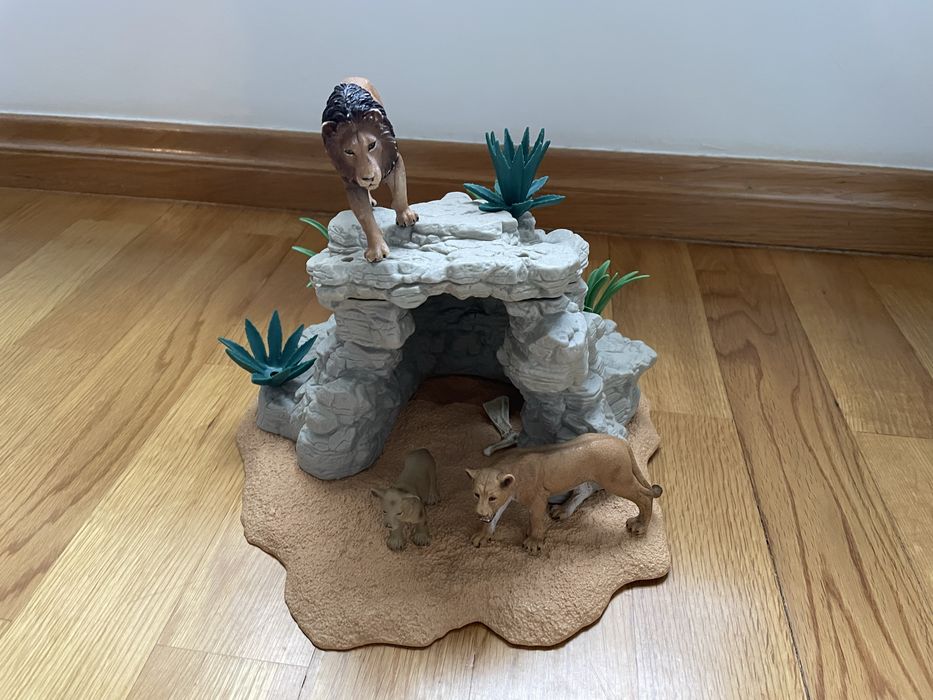 Miniaturas de aninais - Caverna com leão + leoa + cria Schleich