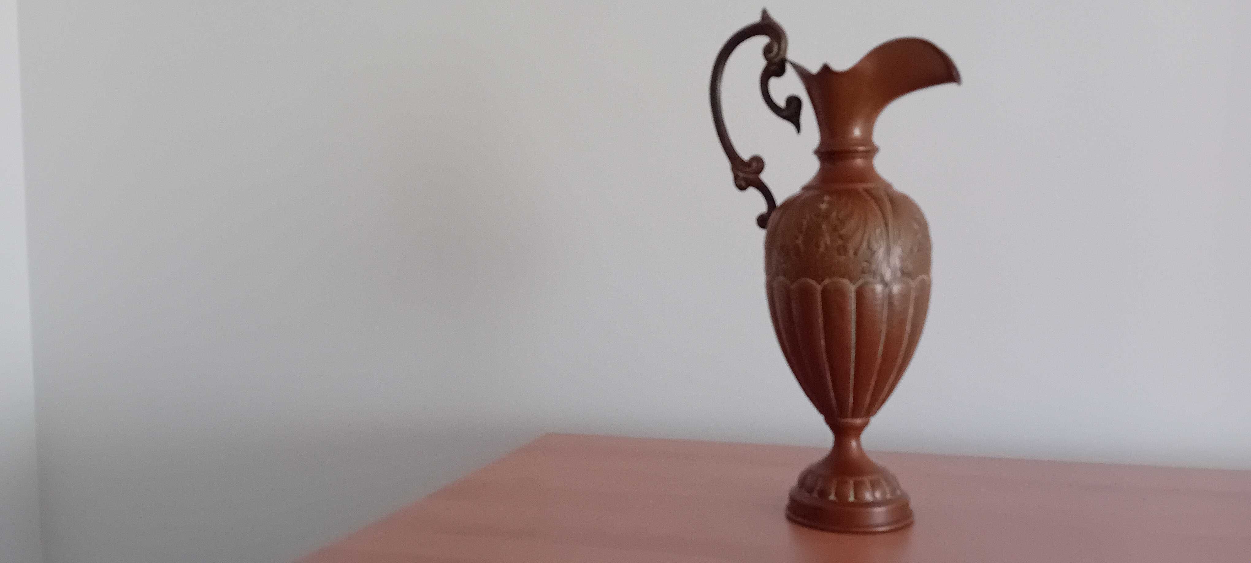 Jarro Antigo em Cobre com Detalhes Decorativos