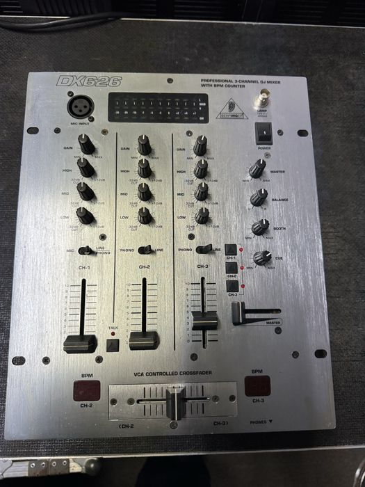 Mesa de mistura DJ profissional DX626 Behringer