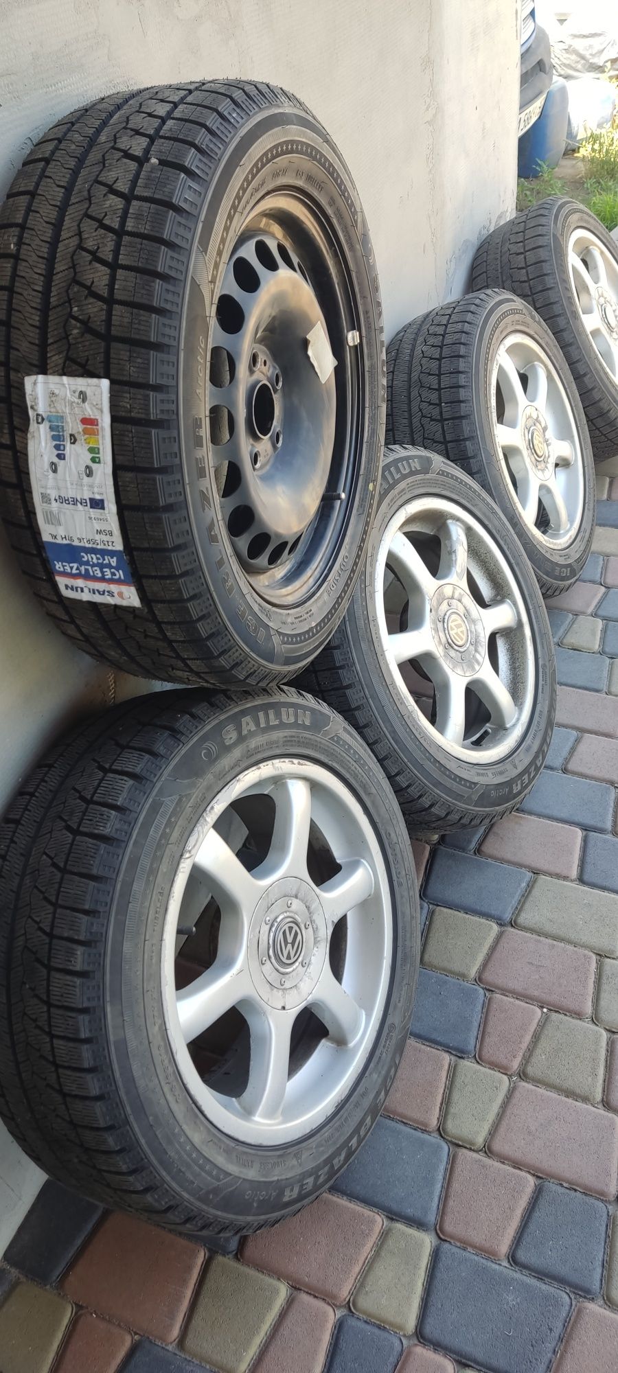 Колеса Легкосплавні диски шини  215/55R16 M+S Volkswagen оригінал