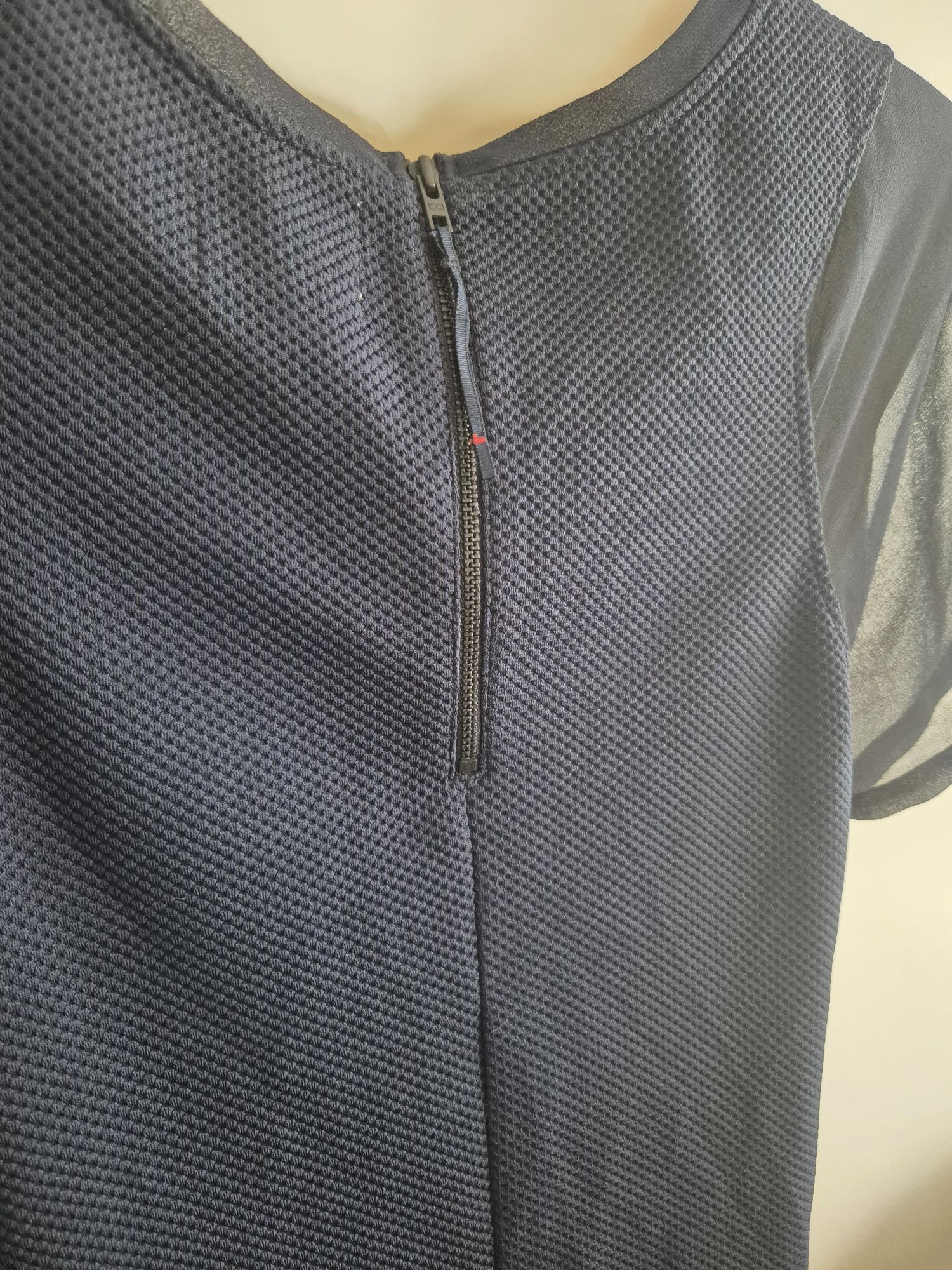 Vestido Azul Escuro Tommy Hilfiger

Mangas em azul tranparente
Fecho n