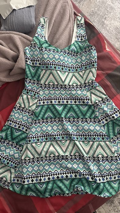 Віддам безкоштовно кофтину та сукню