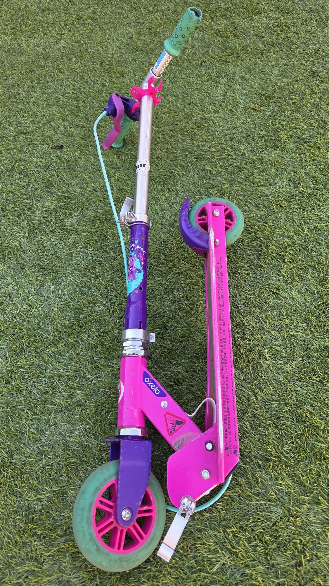Bicicleta de menina e trotinete