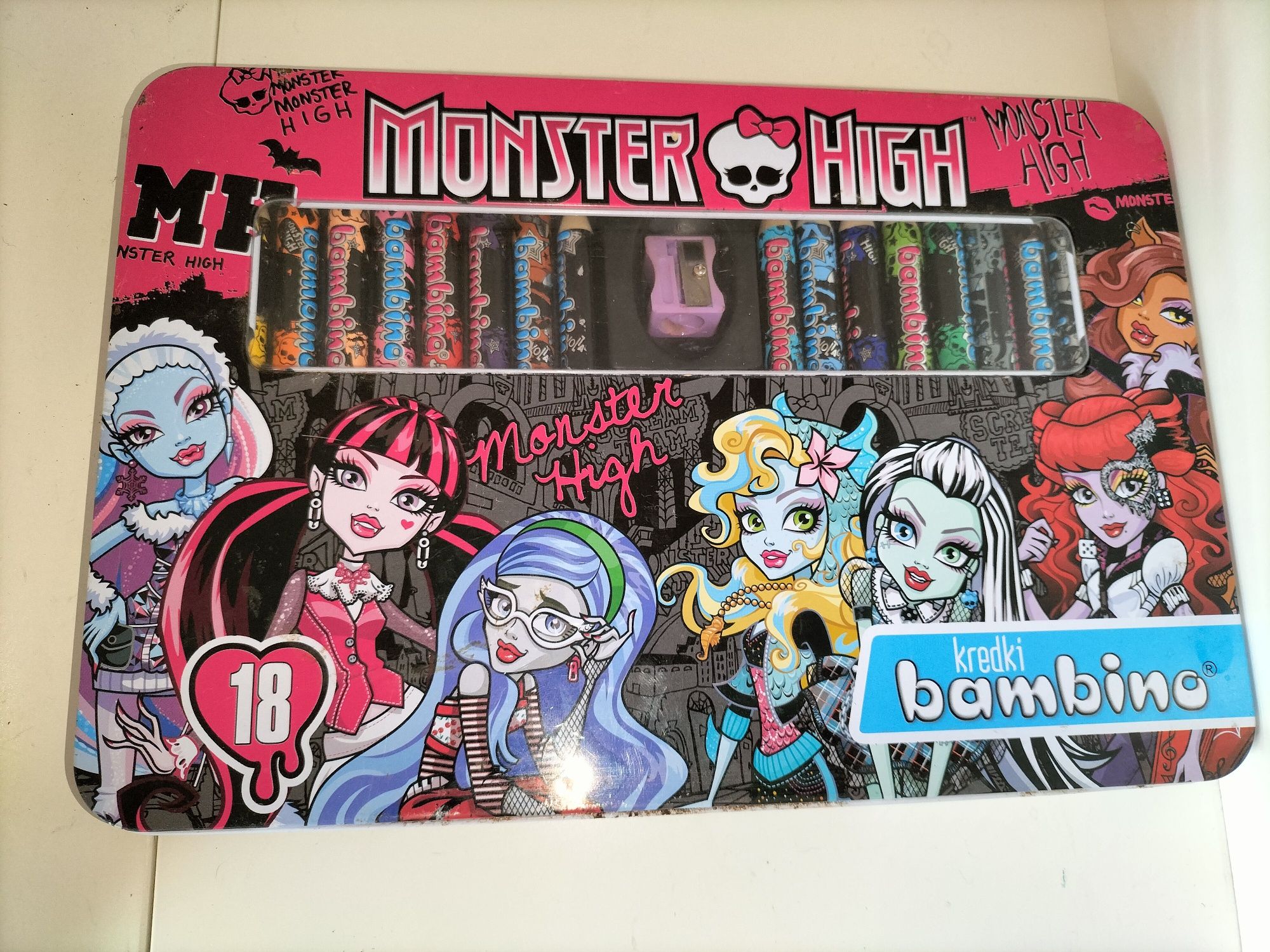 Kredki Bambino Monster high 18 sztuk temperówka, metalowe pudełko