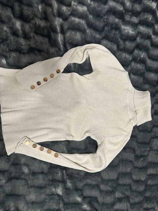 Гольф молочного кольору