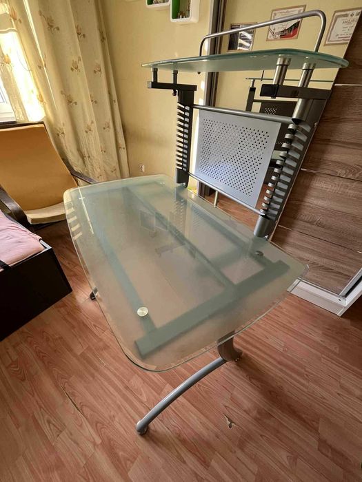 Biurko szklane z nadstawką