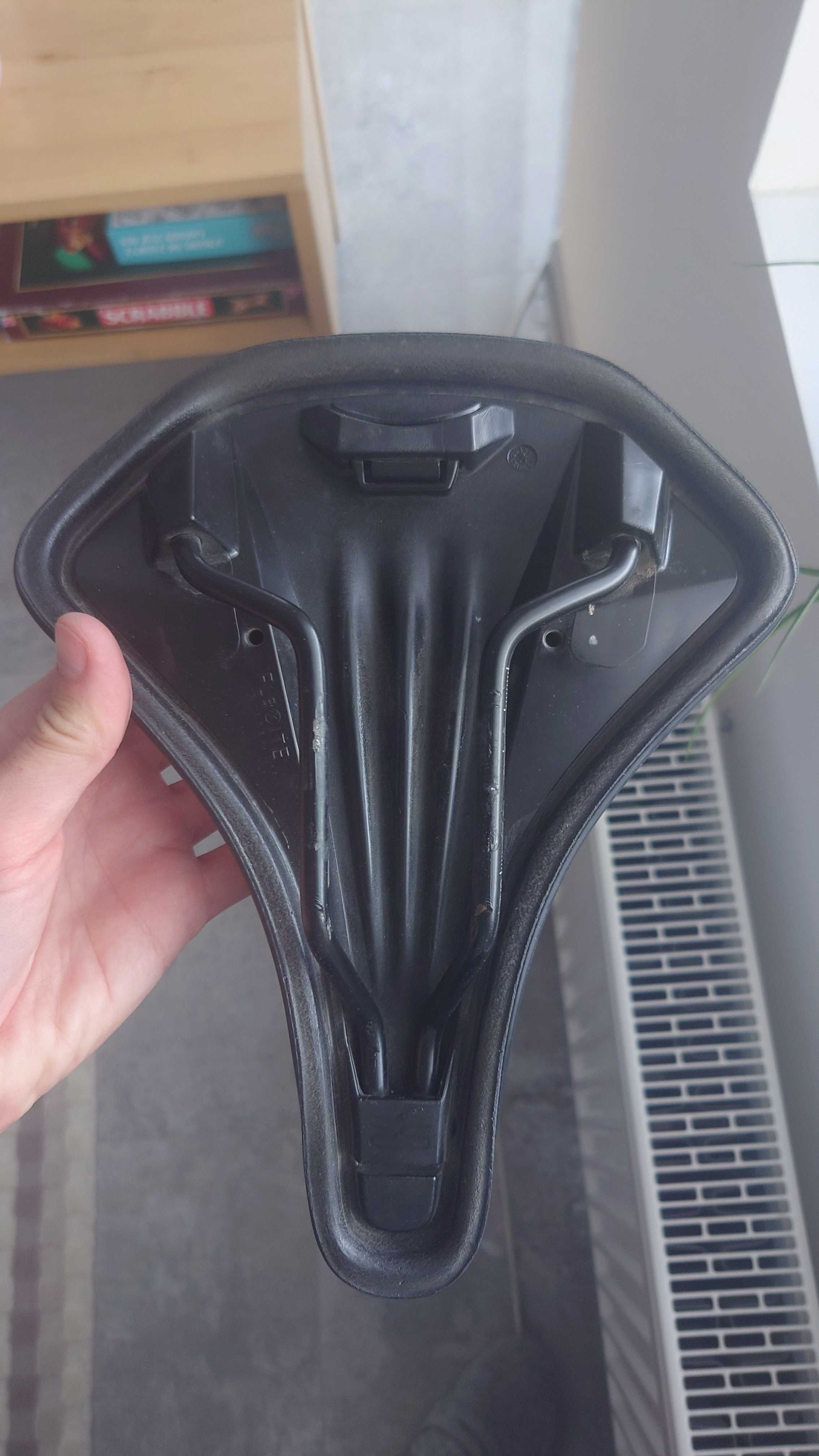 Siodełko rowerowe Selle Royal Essenza Plus oraz dzwonek