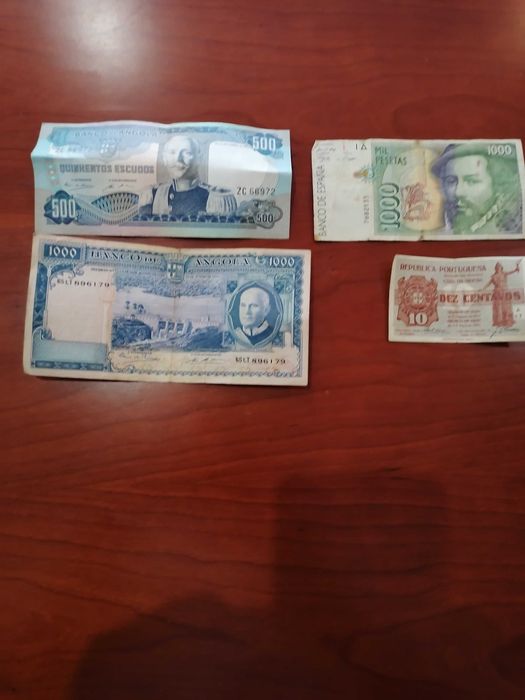 Várias notas de diversos países.